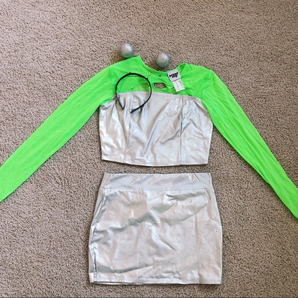 out of this world alien halloween costume! cute!